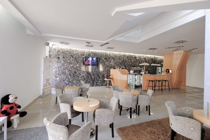 Imagen del bar/restaurante del Hotel Business Astrum Laus. Foto 2