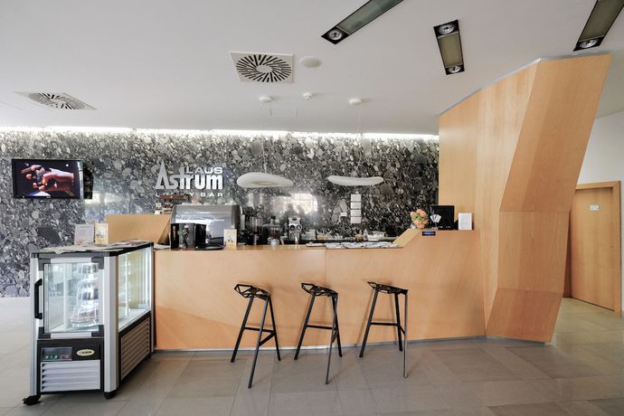 Imagen del bar/restaurante del Hotel Business Astrum Laus. Foto 3