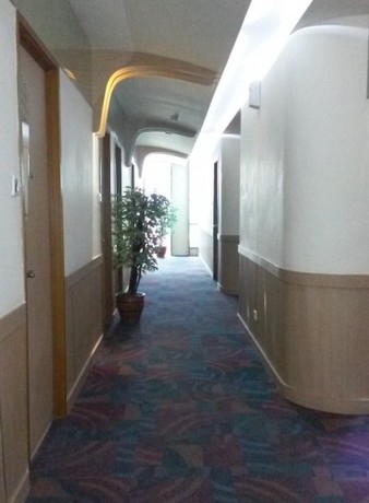 Imagen de los interiores del Hotel Business Tomang. Foto 5