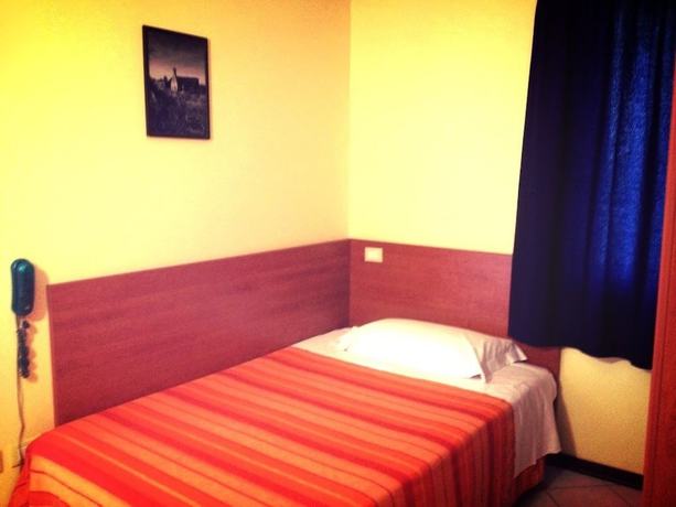 Imagen de la habitación del Hotel Bussana. Foto 8