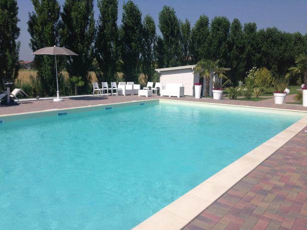 Imagen de la piscina del Hotel Bussana. Foto 18