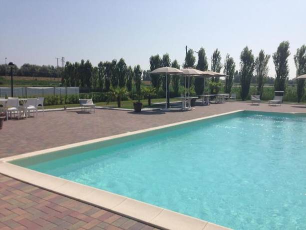 Imagen de la piscina del Hotel Bussana. Foto 20
