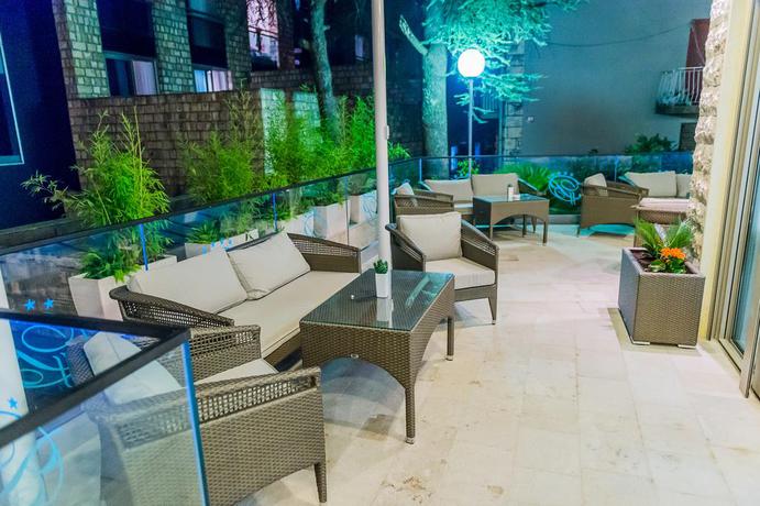 Imagen de los exteriores del Hotel Butua Residence. Foto 9