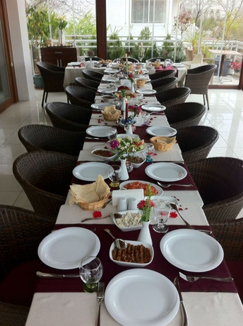 Imagen de los interiores del Hotel B&uuml;y&uuml;kada Comfort. Foto 4