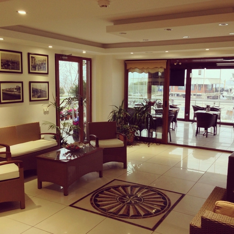 Imagen de los interiores del Hotel B&uuml;y&uuml;kada Comfort. Foto 5