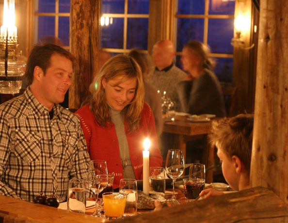 Imagen del bar/restaurante del Hotel Buustamons Fj&auml;llg&aring;rd. Foto 7
