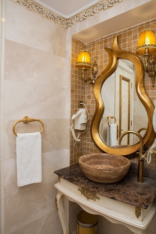 Imagen de la habitación del Hotel Buyuk Hamit. Foto 15