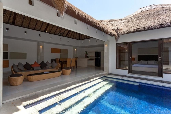 Imagen de la piscina del Hotel Bvilla Seminyak. Foto 8