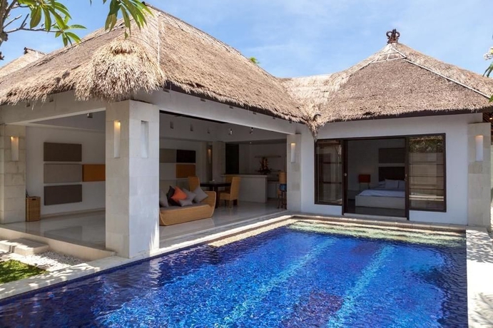 Imagen de la piscina del Hotel Bvilla Seminyak. Foto 12