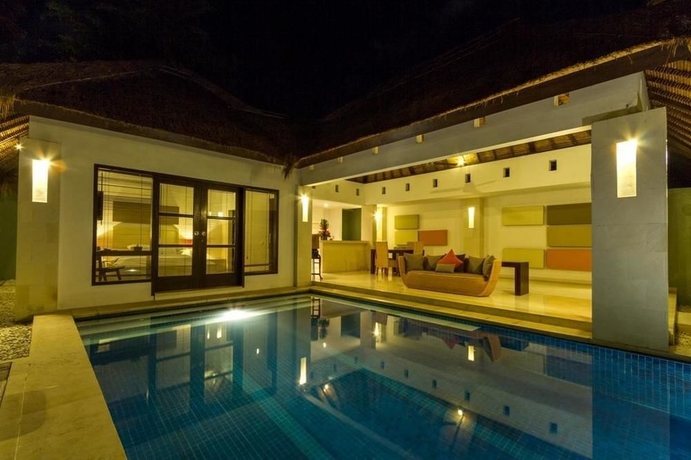Imagen de la piscina del Hotel Bvilla Seminyak. Foto 13