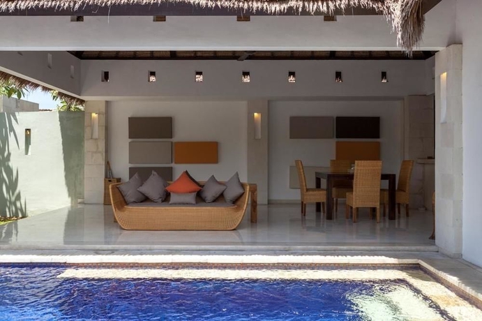 Imagen de la piscina del Hotel Bvilla Seminyak. Foto 14