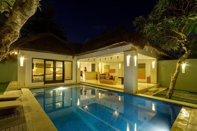 Imagen de la piscina del Hotel Bvilla Seminyak. Foto 15