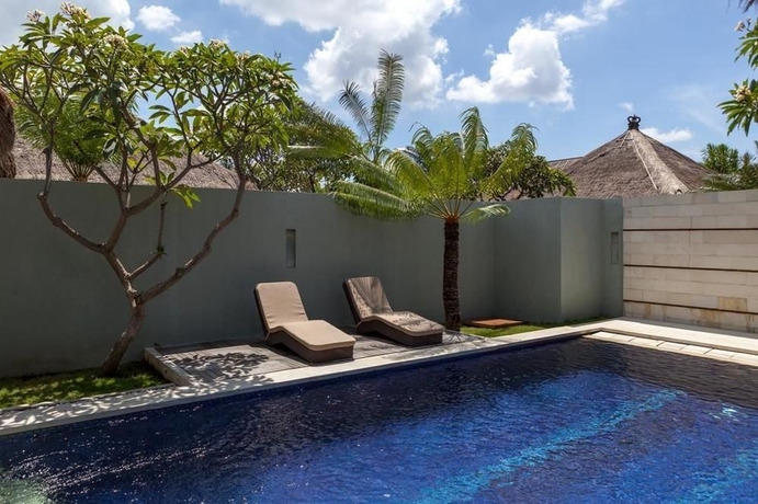 Imagen de la piscina del Hotel Bvilla Seminyak. Foto 16
