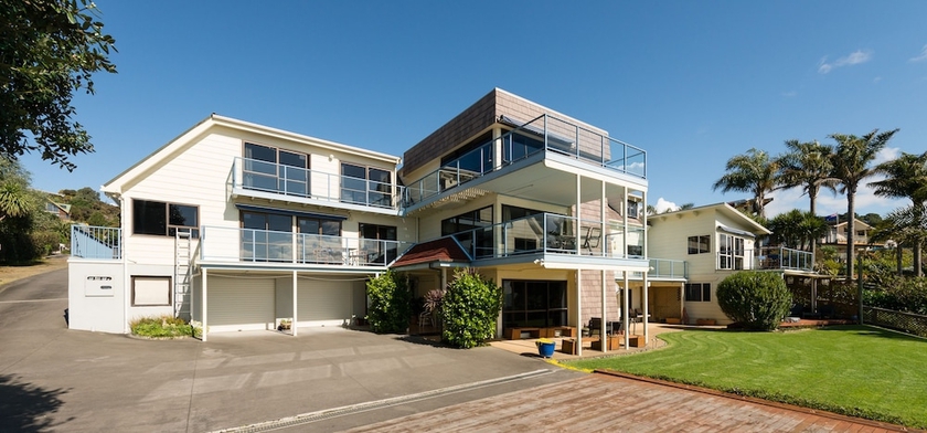 Imagen general del Hotel By The Bay Beachfront Apartments. Foto 1