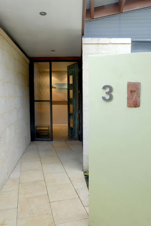 Imagen de los interiores del Hotel By The Beach Bandb and Apartments. Foto 17