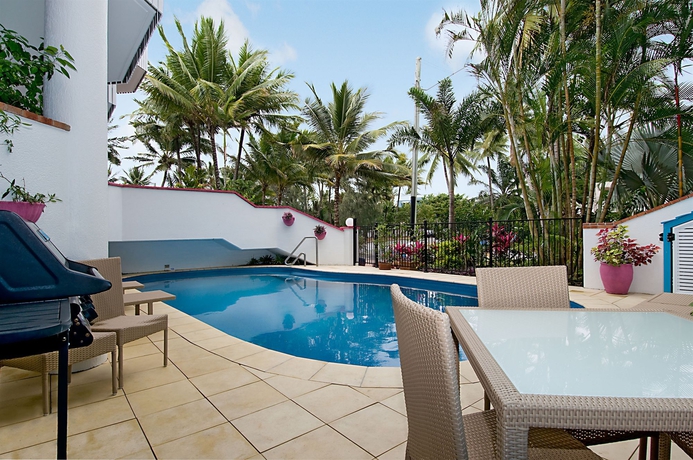 Imagen de la piscina del Hotel By The Sea Port Douglas. Foto 16