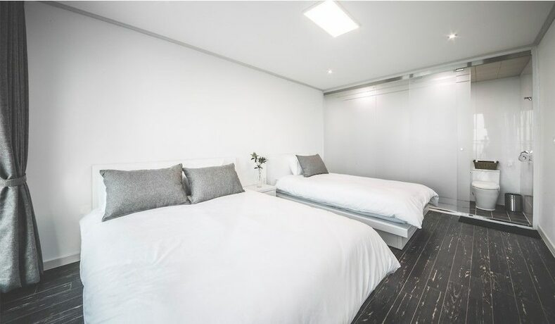 Imagen de la habitación del Hotel By the Hill Jeju. Foto 18