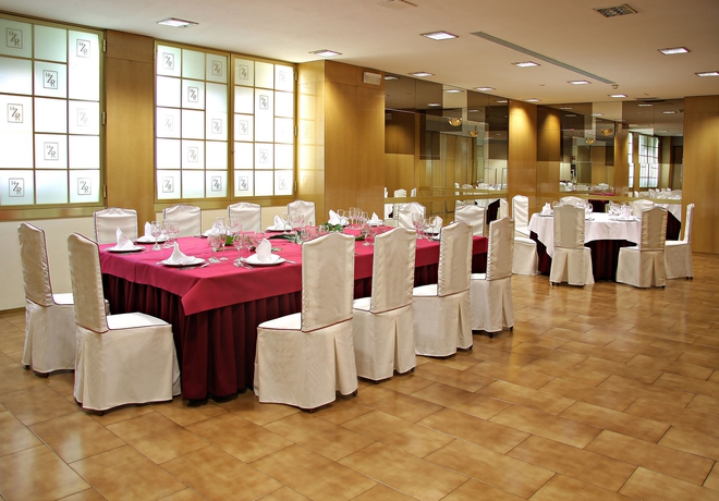 Imagen del bar/restaurante del Hotel ByB HOTEL Zaragoza Royal. Foto 3