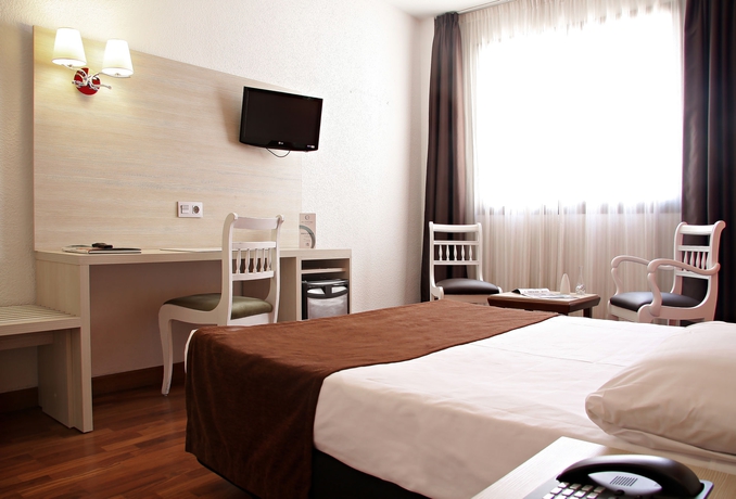 Imagen de la habitación del Hotel ByB HOTEL Zaragoza Royal. Foto 11