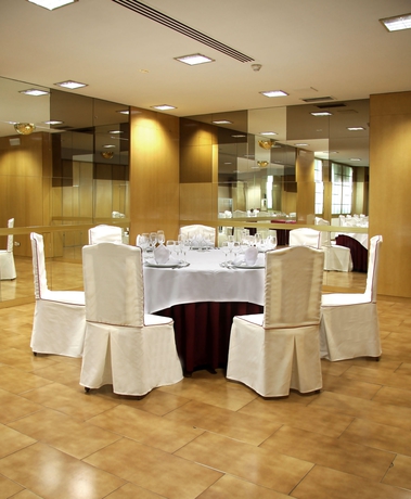 Imagen del bar/restaurante del Hotel ByB HOTEL Zaragoza Royal. Foto 4