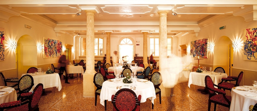 Imagen del bar/restaurante del Hotel Byblos Art Villa Amista. Foto 1