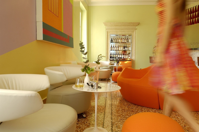 Imagen del bar/restaurante del Hotel Byblos Art Villa Amista. Foto 2