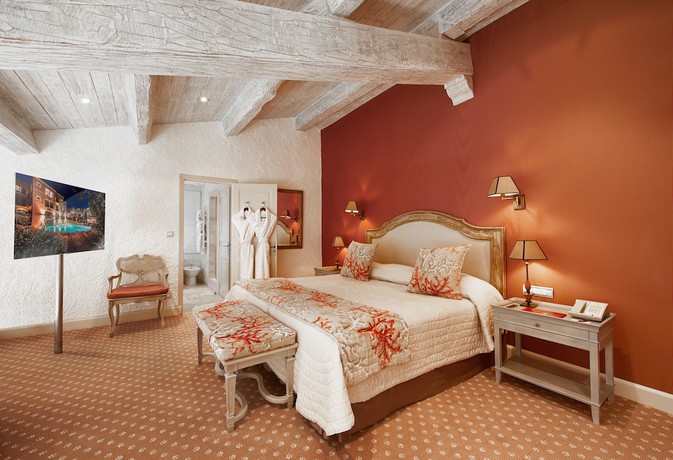 Imagen de la habitación del Hotel Byblos Saint-Tropez. Foto 13