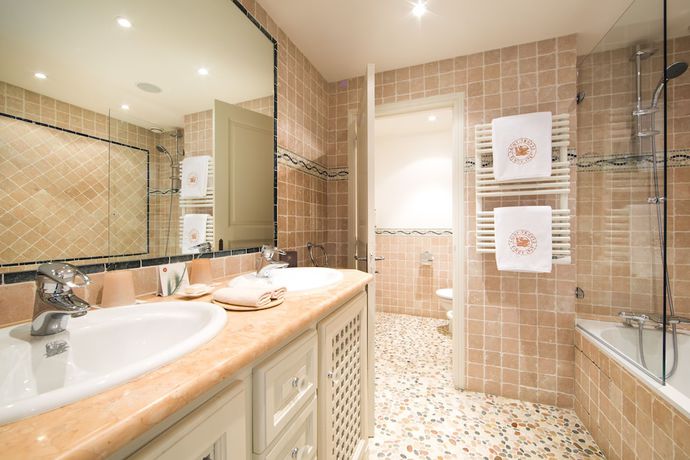 Imagen de la habitación del Hotel Byblos Saint-Tropez. Foto 15
