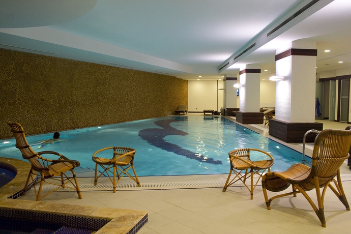 Imagen de la piscina del Hotel Byotell Istanbul. Foto 16