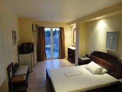 Imagen de la habitación del Hotel Byron, Atenas. Foto 12