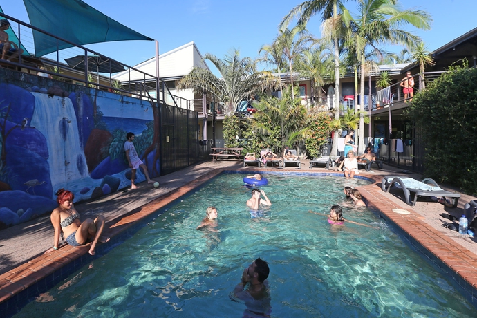 Imagen de la piscina del Hotel Byron Bay Yha Hostel Accomodation. Foto 15