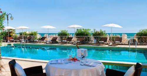 Imagen de la piscina del Hotel Byron Bellavista. Foto 10