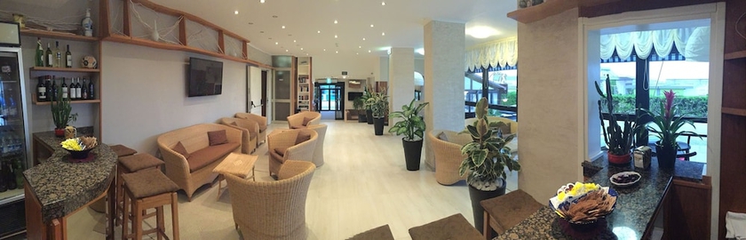 Imagen del bar/restaurante del Hotel Byron, Milano Marittima. Foto 2