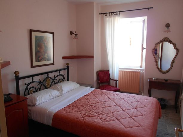 Imagen de la habitación del Hotel Byron, Nauplia. Foto 16