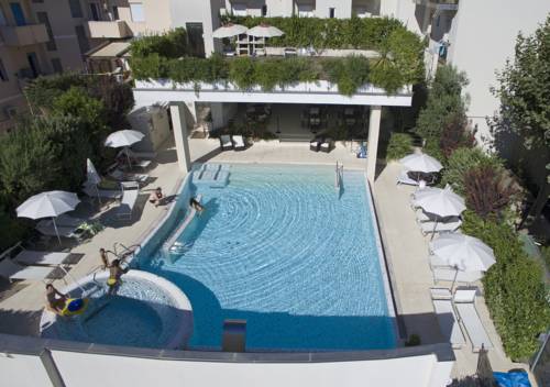 Imagen de la piscina del Hotel Byron, Viserba. Foto 13