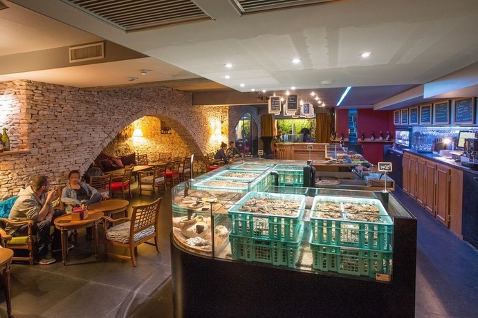 Imagen del bar/restaurante del Hotel C Suites. Foto 2