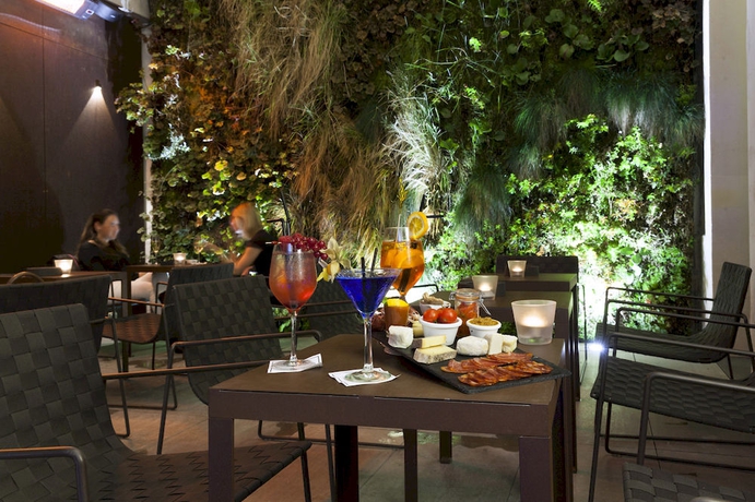 Imagen del bar/restaurante del Hotel C2. Foto 3