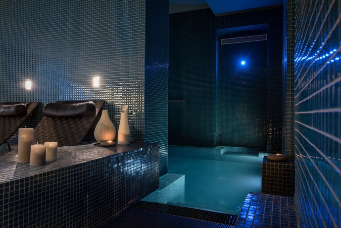 Imagen de la piscina del Hotel C2. Foto 15