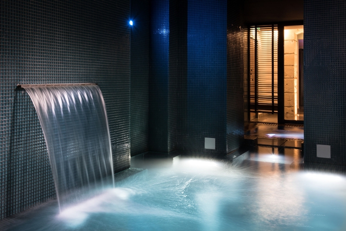 Imagen de la piscina del Hotel C2. Foto 16