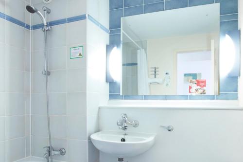 Imagen de la habitación del Hotel CAMPANILE DARTFORD - South East of London. Foto 17