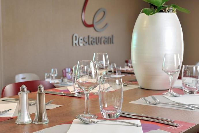 Imagen del bar/restaurante del Hotel CAMPANILE ORL&Eacute;ANS- LA CHAPELLE-ST-MESMIN. Foto 3