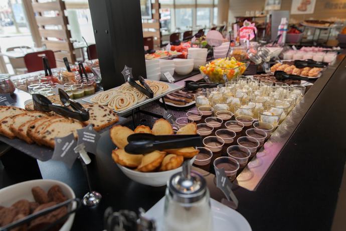 Imagen del bar/restaurante del Hotel CAMPANILE PARIS 19 - La Villette. Foto 8