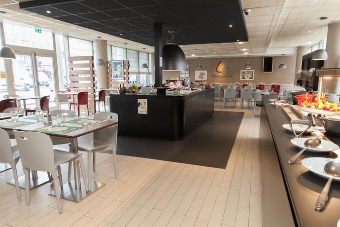 Imagen del bar/restaurante del Hotel CAMPANILE PARIS 19 - La Villette. Foto 9