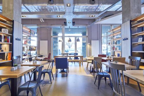 Imagen del bar/restaurante del Hotel CAMPANILE PARIS - Saclay. Foto 5