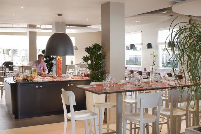 Imagen del bar/restaurante del Hotel CAMPANILE PRIME - PARIS PORTE D'ITALIE. Foto 6