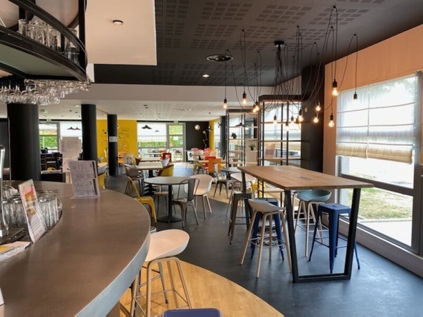 Imagen del bar/restaurante del Hotel CAMPANILE ROISSY - Aéroport CDG - Le Mesnil Amelot. Foto 4