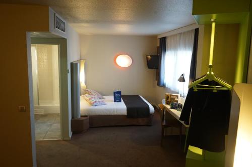 Imagen de la habitación del Hotel CAMPANILE ROISSY. Foto 13