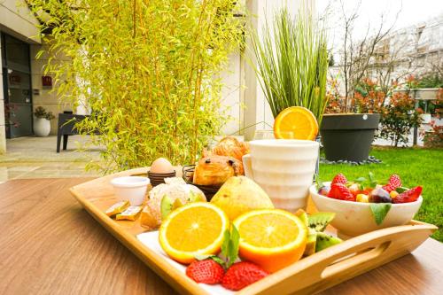 Imagen general del Hotel CAMPANILE ROISSY. Foto 4