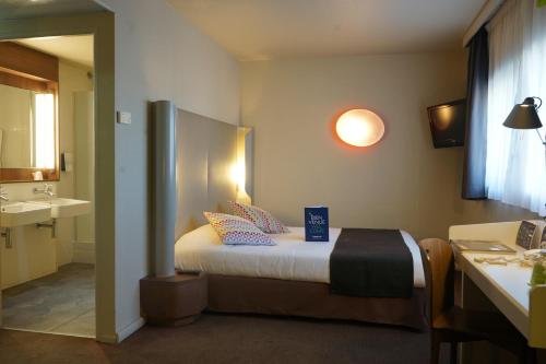 Imagen de la habitación del Hotel CAMPANILE ROISSY. Foto 19