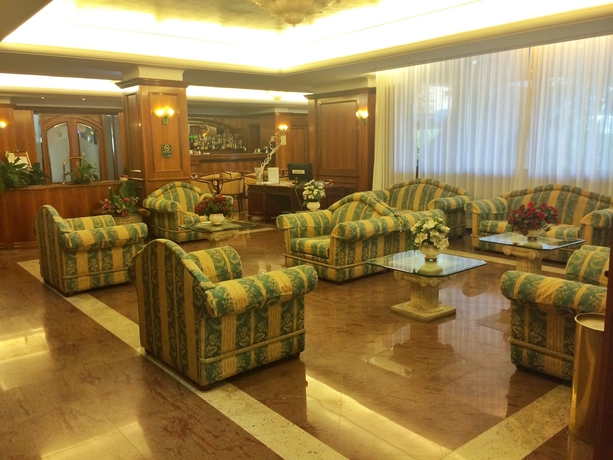 Imagen de los interiores del Hotel CAPITAL INN. Foto 8